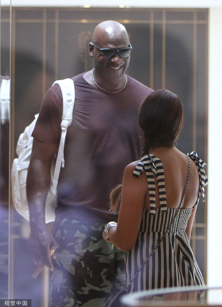 “篮球之神”还是那么帅 乔丹携爱妻游玩威尼斯