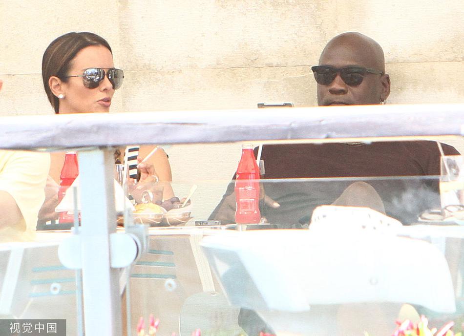 “篮球之神”还是那么帅 乔丹携爱妻游玩威尼斯