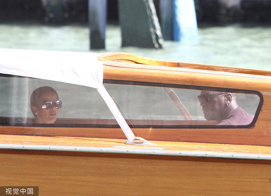 “篮球之神”还是那么帅 乔丹携爱妻游玩威尼斯