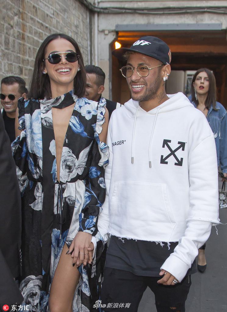 内马尔携女友亮相巴黎时装周