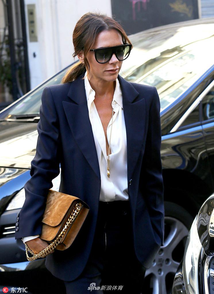 贝嫂亮相巴黎时装周