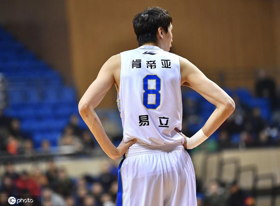 易立整个cba生涯都效力于江苏男篮,共出战572场比赛