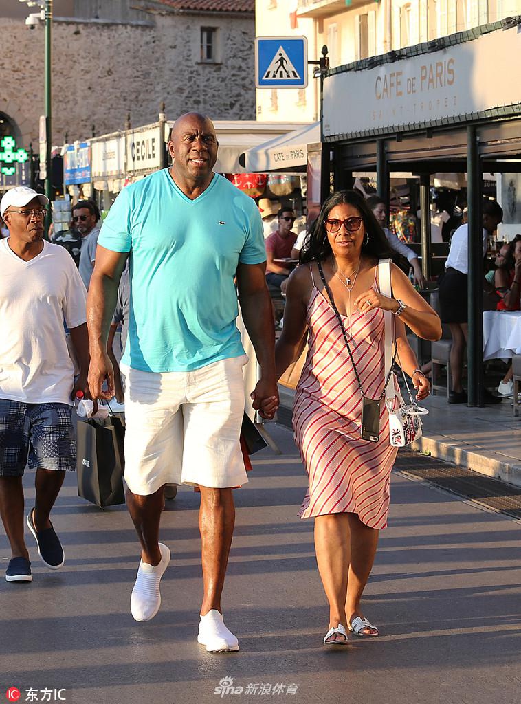 魔术师约翰逊与爱妻法国度假