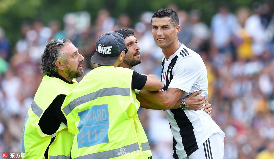 C罗尤文首秀被众多球迷冲入场内亲吻