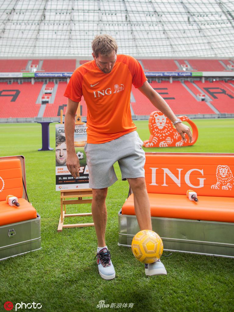 诺维茨基现身勒沃库森主场