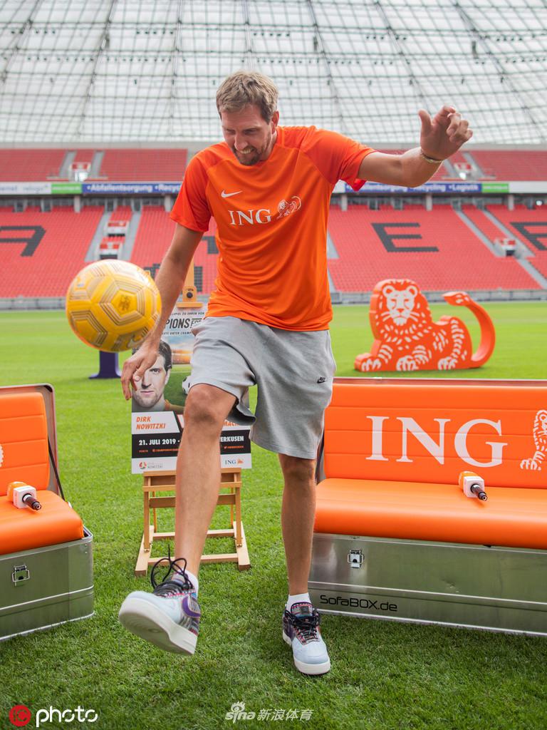 诺维茨基现身勒沃库森主场