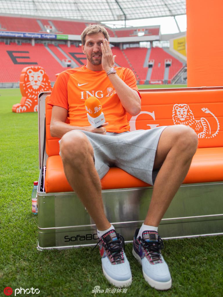 诺维茨基现身勒沃库森主场