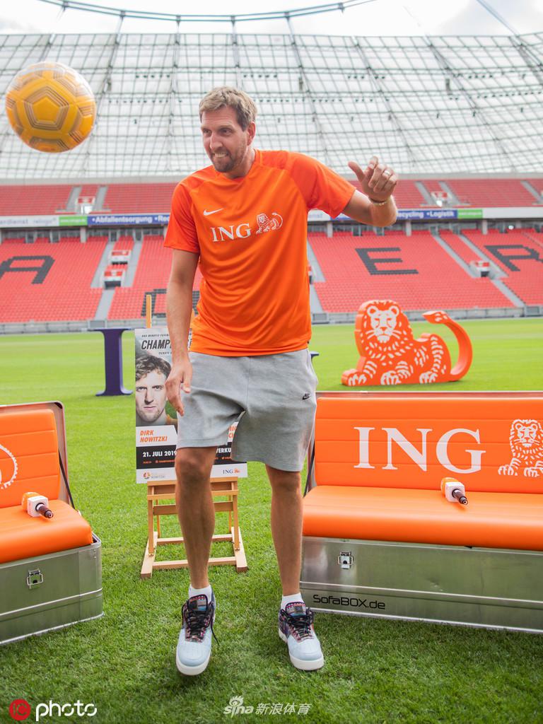 诺维茨基现身勒沃库森主场