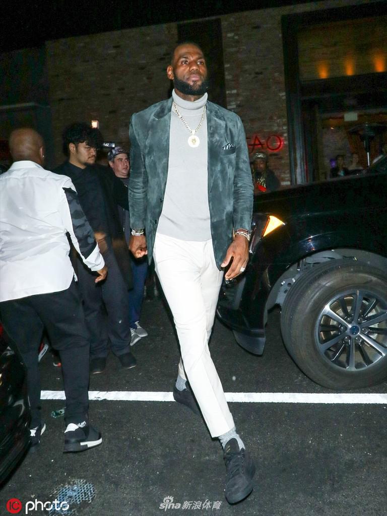 詹姆斯前往为好友庆生