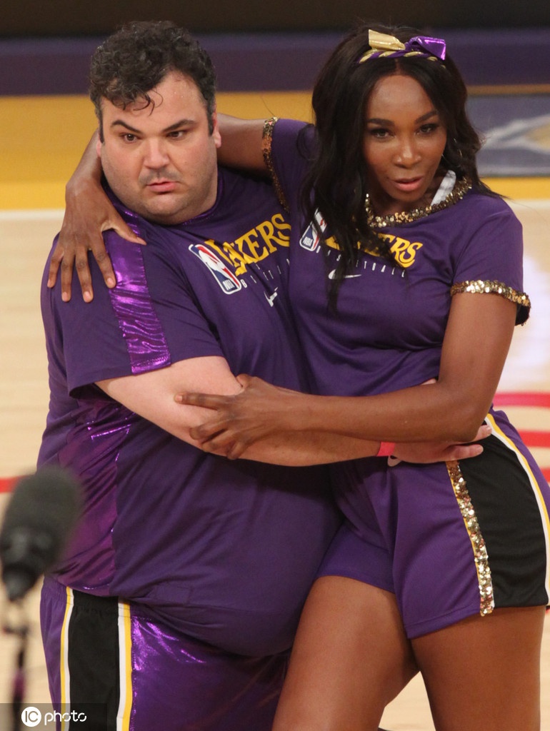 大威化身啦啦宝贝助阵湖人