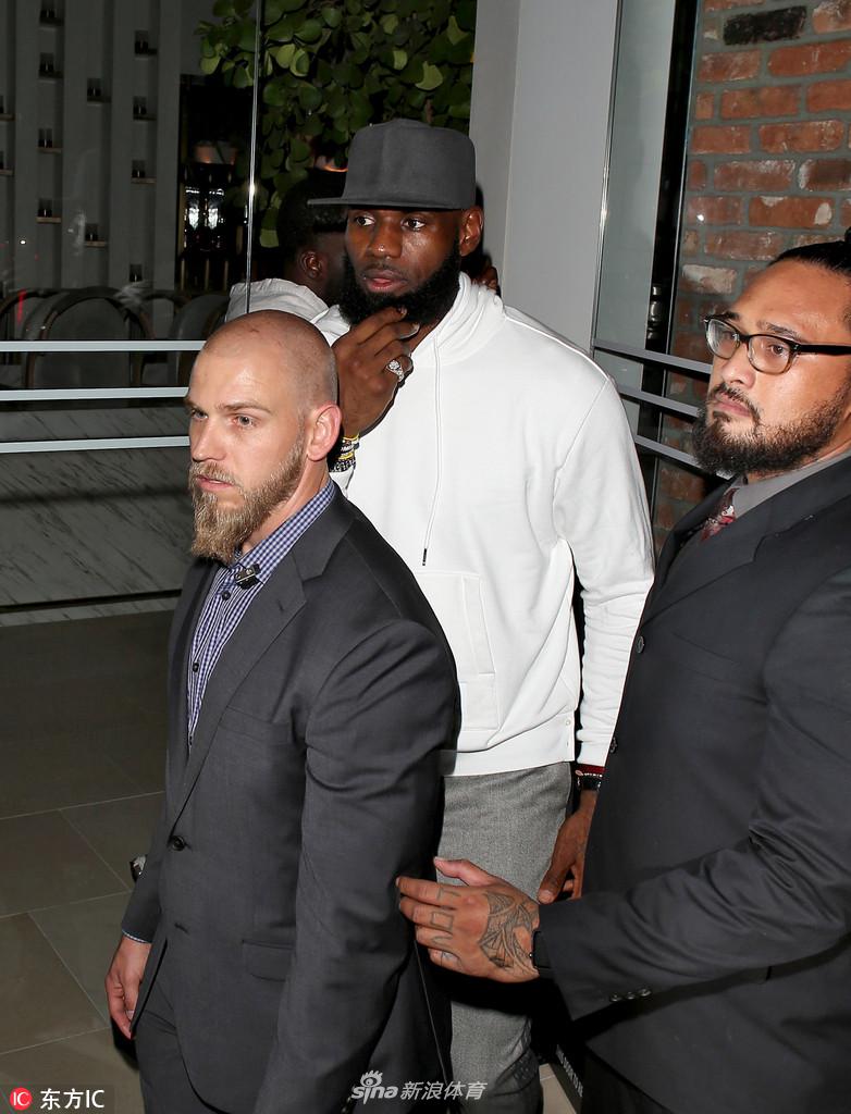 詹姆斯见证洛杉矶的凌晨4点！还是跟刚在总决赛虐过他的人