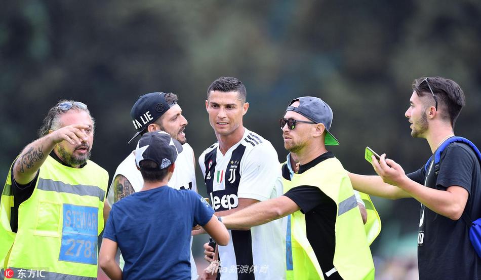 C罗尤文首秀被众多球迷冲入场内亲吻