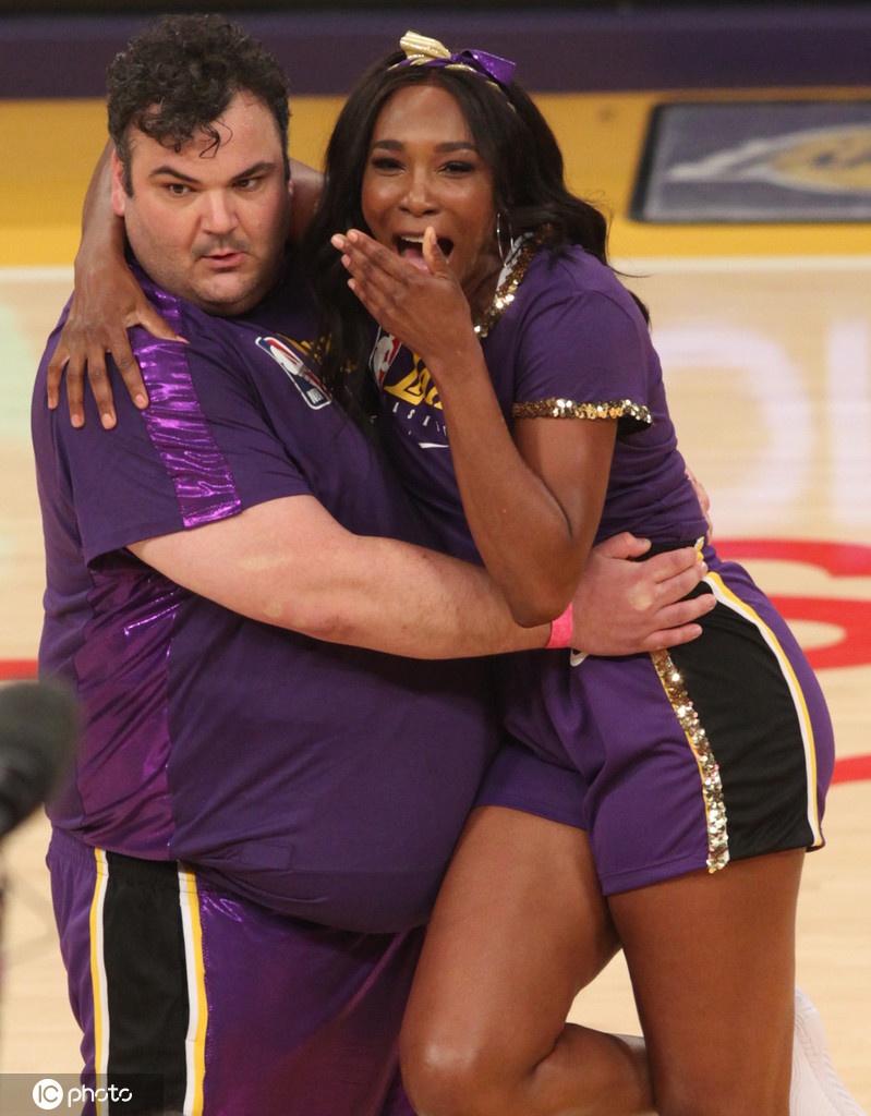 大威化身啦啦宝贝助阵湖人