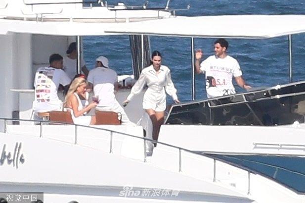 库兹马肯达尔詹娜现身游艇度假