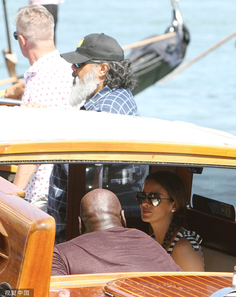 “篮球之神”还是那么帅 乔丹携爱妻游玩威尼斯