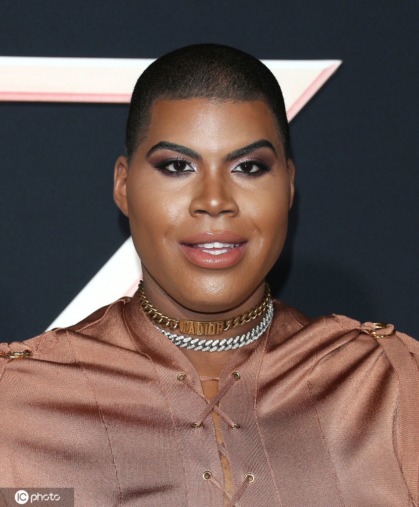 ej约翰逊一身贵妇装亮相