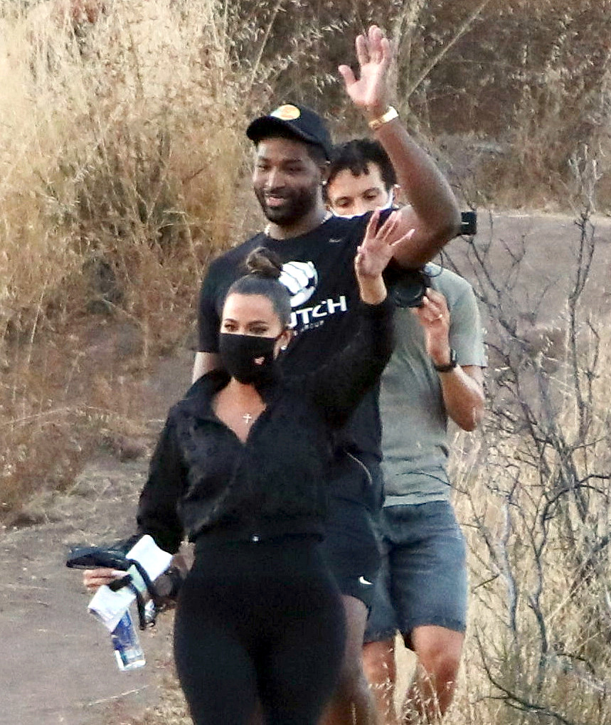 科勒与汤普森两人徒步远足 山间漫步享受惬意时光