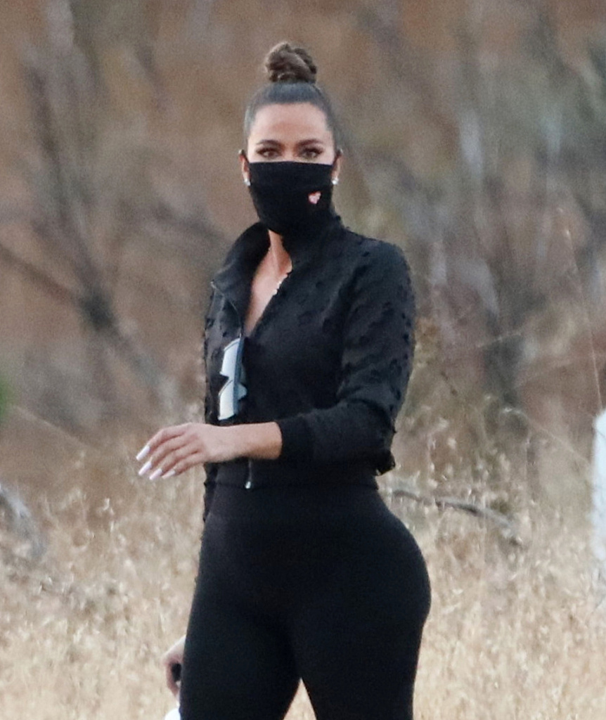 科勒与汤普森两人徒步远足 山间漫步享受惬意时光