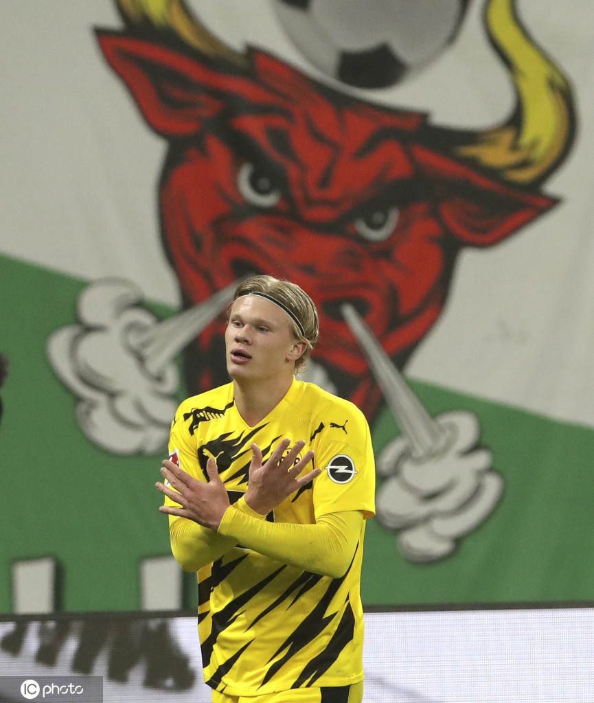 高情商小朋友 哈兰德做出维特塞尔标志性庆祝将进球献给受伤队友