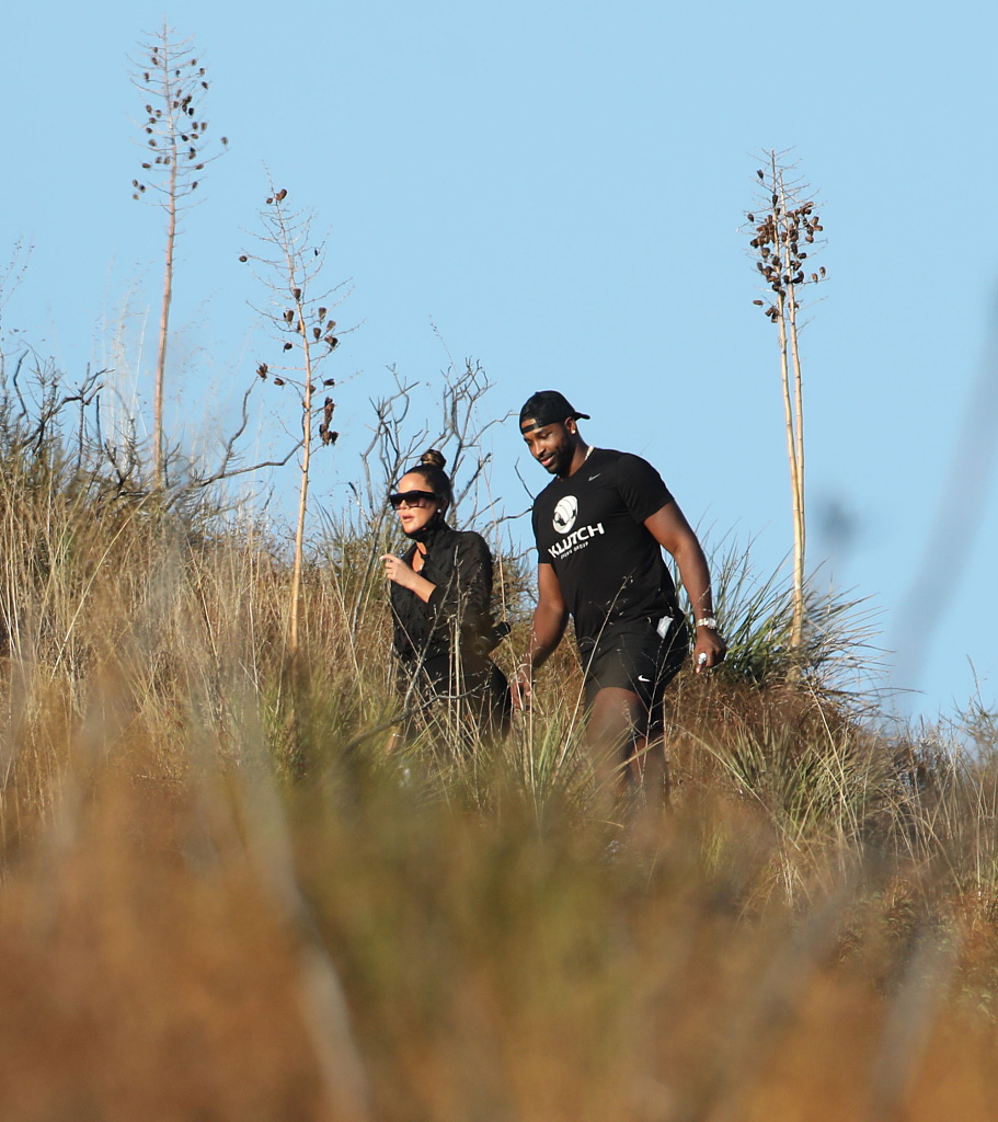 科勒与汤普森两人徒步远足 山间漫步享受惬意时光