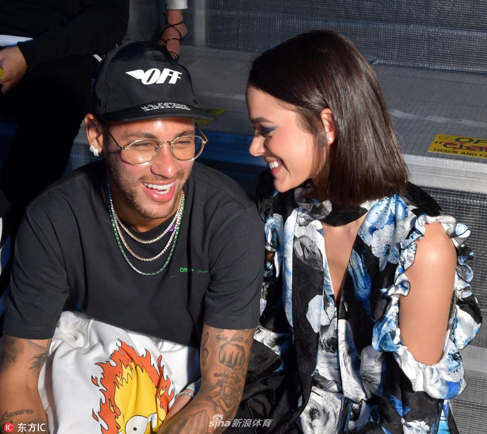 内马尔携女友亮相巴黎时装周