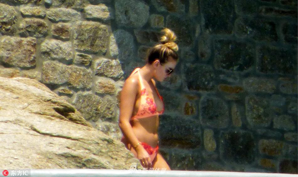 利物浦球星张伯伦携女友希腊度假