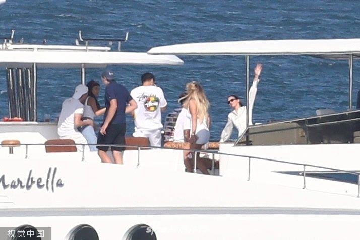 库兹马肯达尔詹娜现身游艇度假