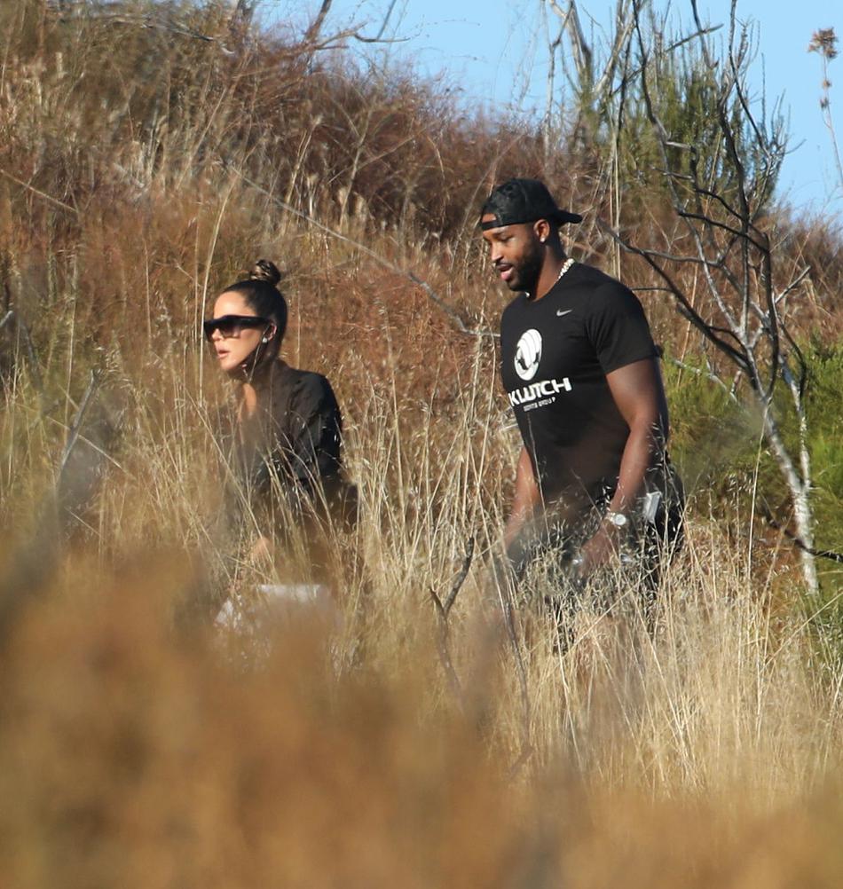 科勒与汤普森两人徒步远足 山间漫步享受惬意时光