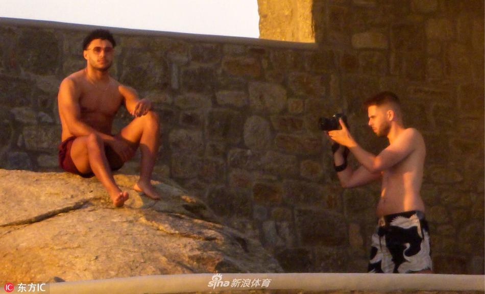 利物浦球星张伯伦携女友希腊度假