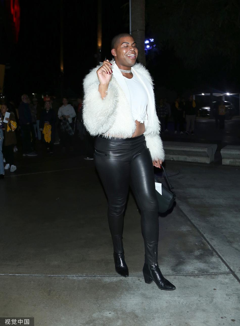 ej约翰逊现身准备观战赛事 穿着风格依旧保持自我