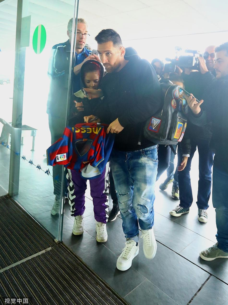 梅西现身巴塞罗那机场 车内与爱妻吻别恋恋不舍