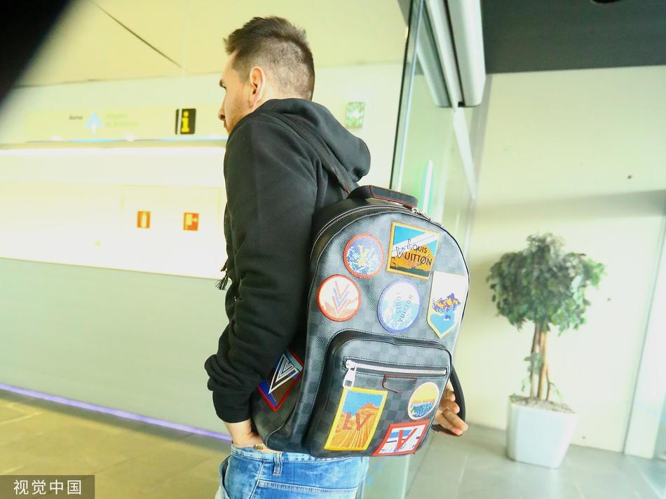 梅西现身巴塞罗那机场 车内与爱妻吻别恋恋不舍