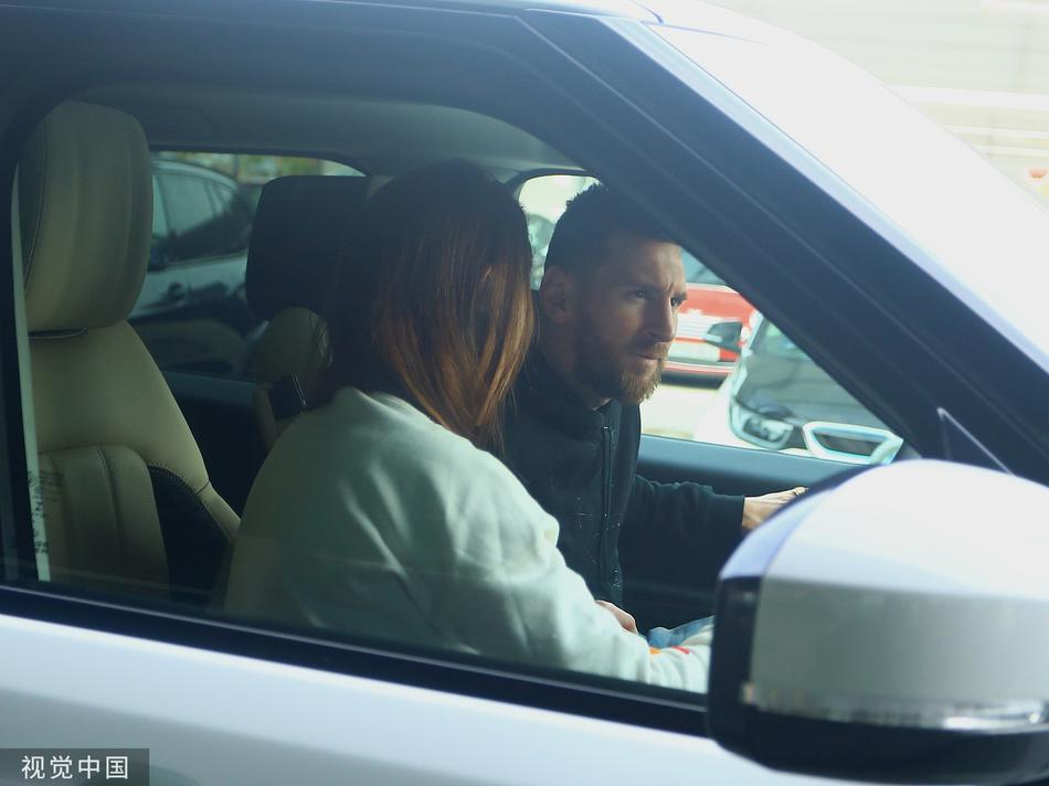 梅西现身巴塞罗那机场 车内与爱妻吻别恋恋不舍