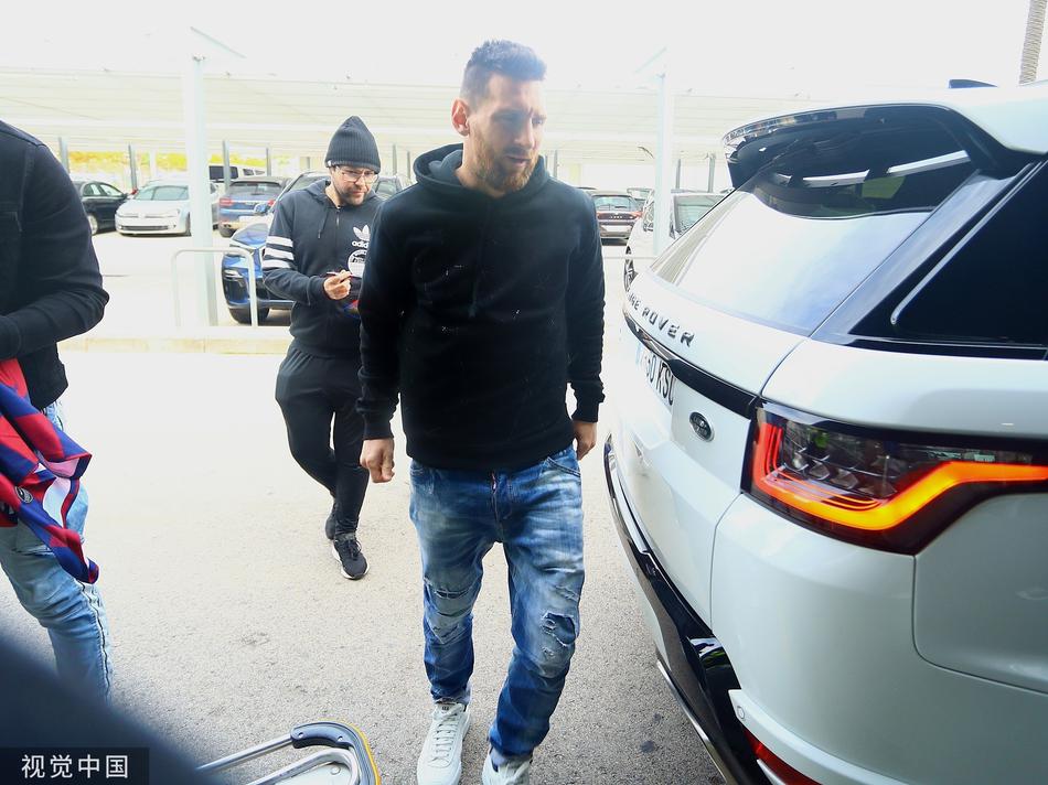 梅西现身巴塞罗那机场 车内与爱妻吻别恋恋不舍