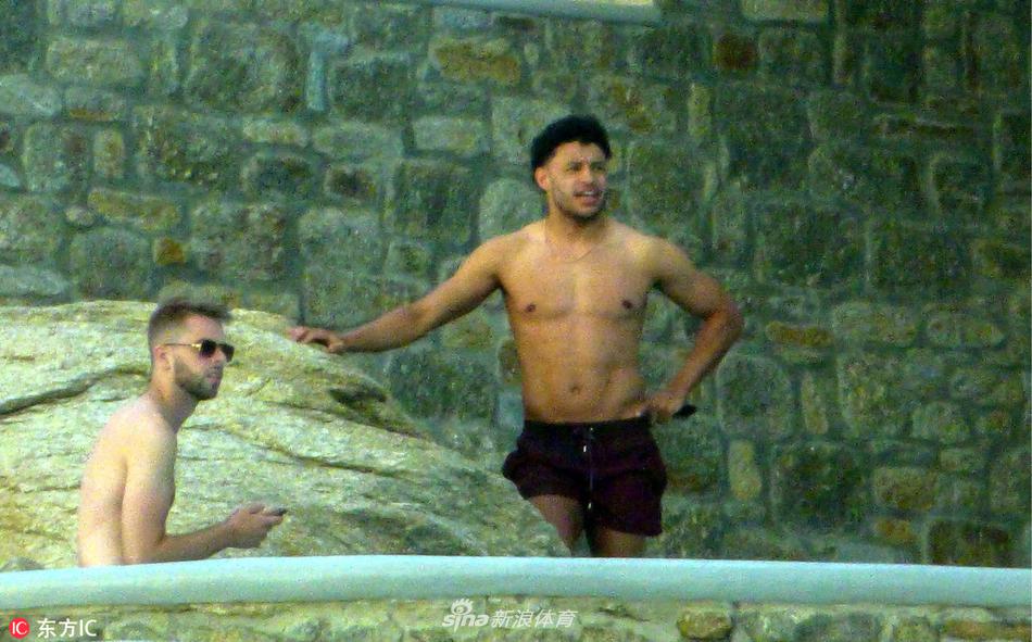 利物浦球星张伯伦携女友希腊度假