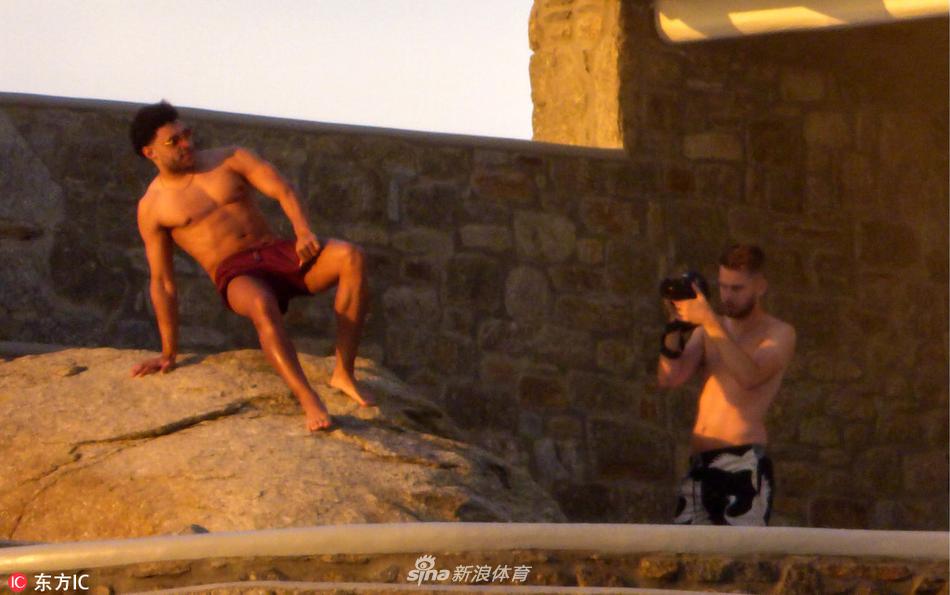 利物浦球星张伯伦携女友希腊度假