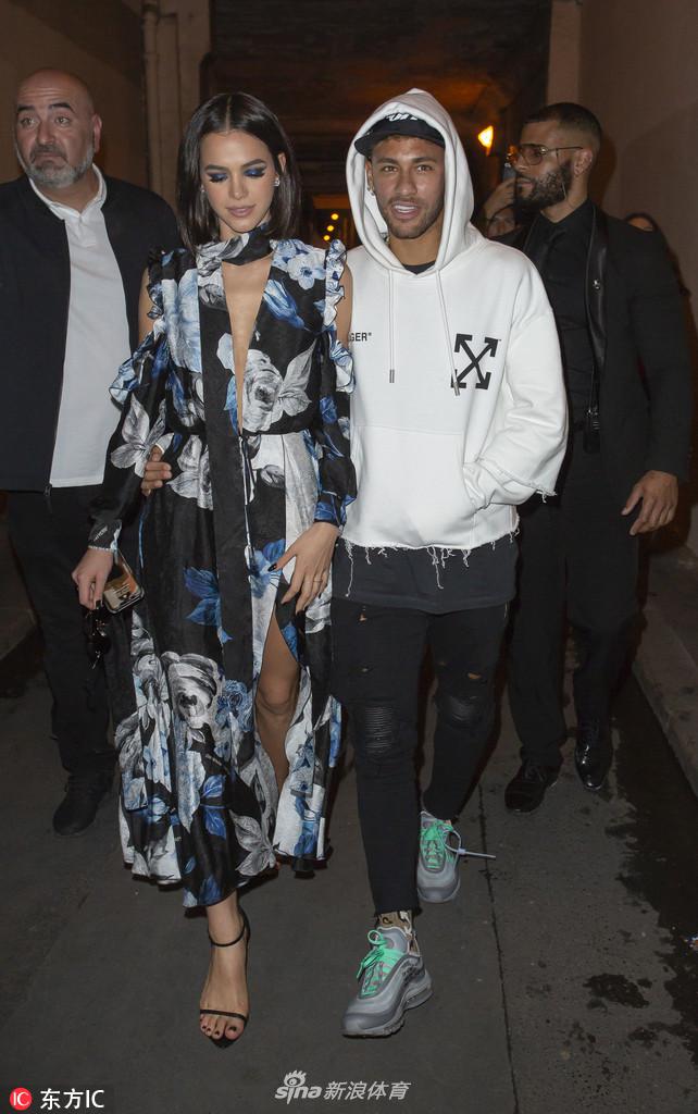 内马尔携女友亮相巴黎时装周