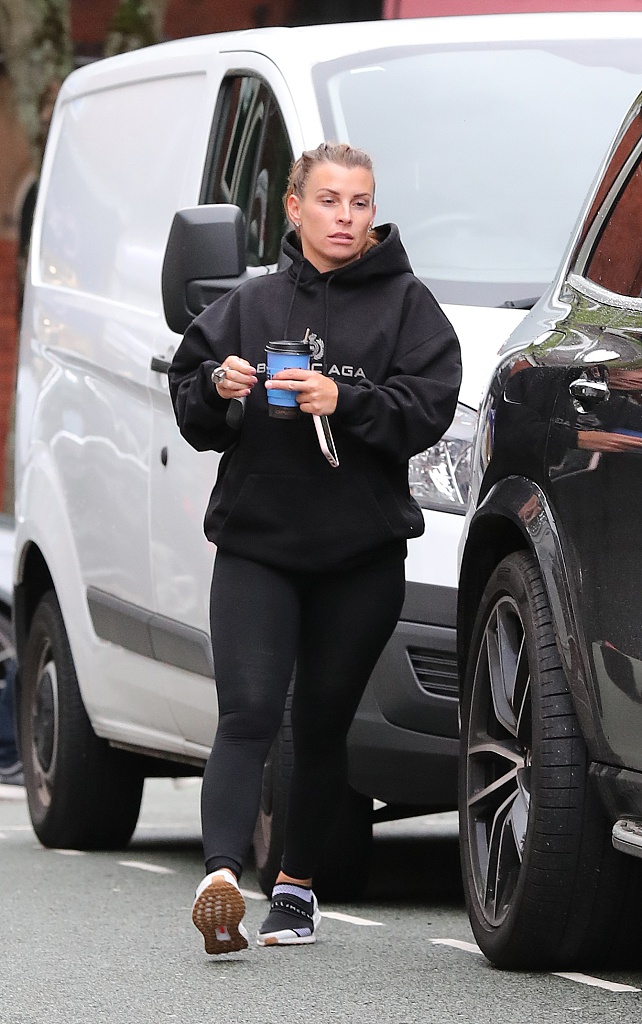 鲁尼爱妻科琳外出现身 购买心仪咖啡后匆忙返回座驾