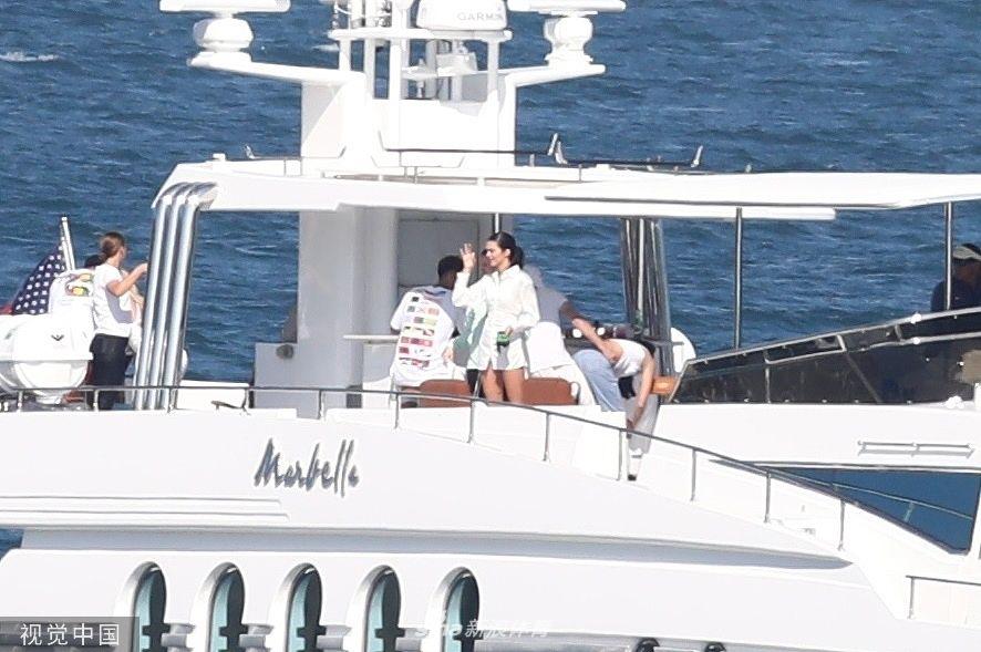 库兹马肯达尔詹娜现身游艇度假