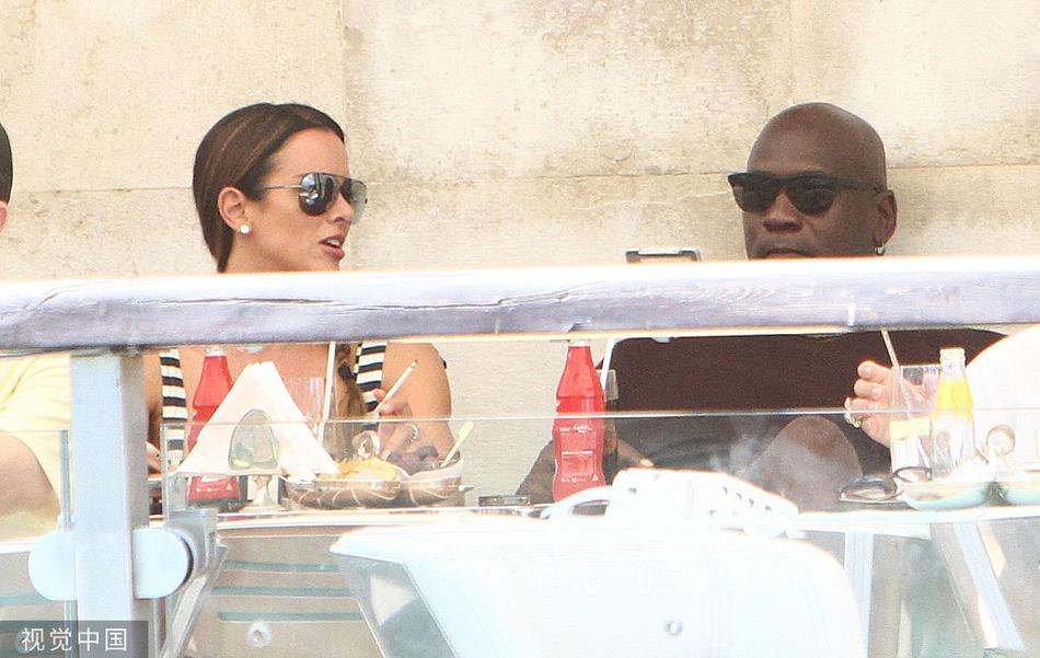 “篮球之神”还是那么帅 乔丹携爱妻游玩威尼斯