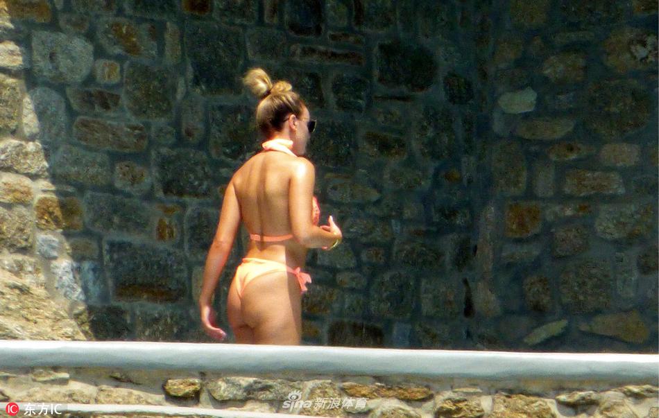 利物浦球星张伯伦携女友希腊度假