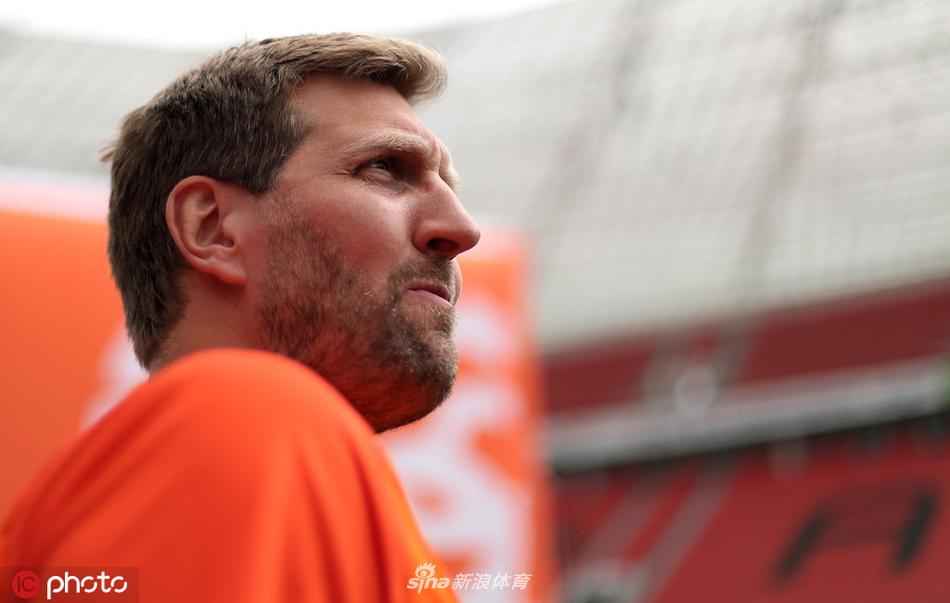 诺维茨基现身勒沃库森主场