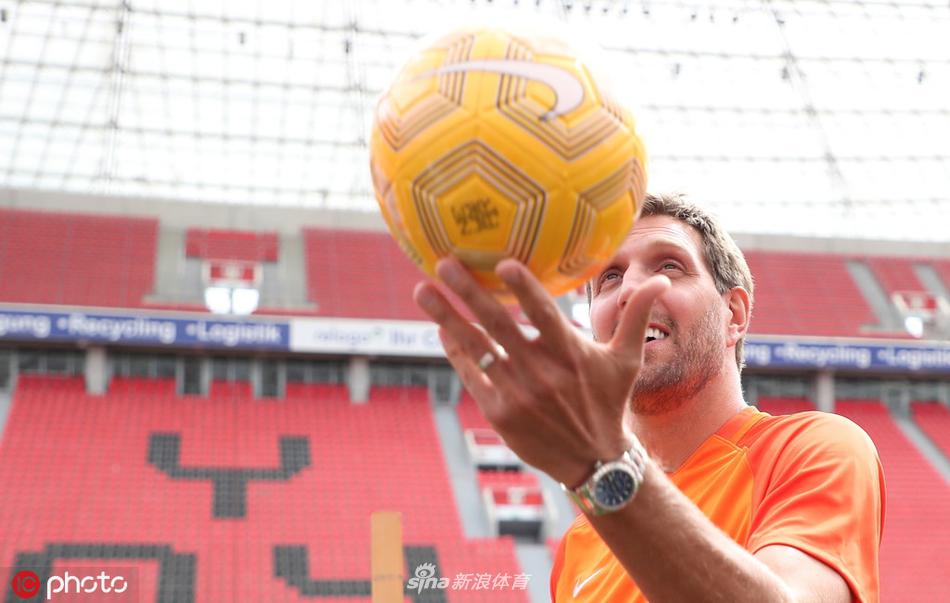 诺维茨基现身勒沃库森主场