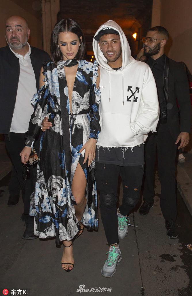 内马尔携女友亮相巴黎时装周