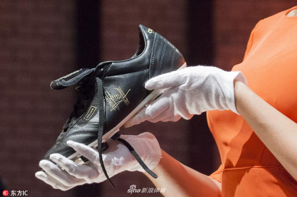 克鲁伊夫生前最后一双战靴被拍卖