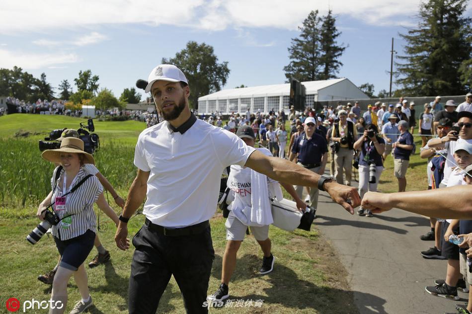 库里出战高尔夫赛