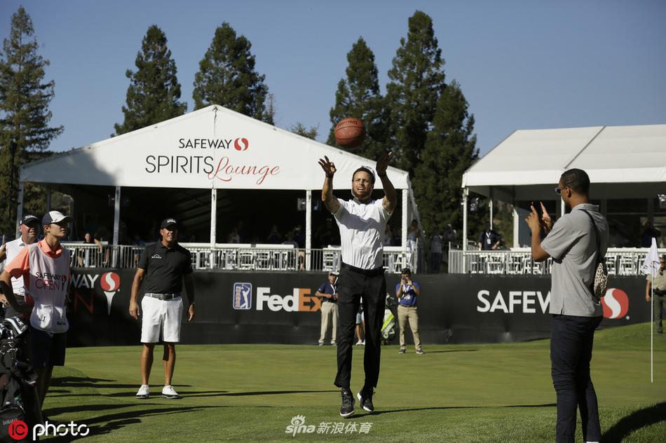 库里出战高尔夫赛