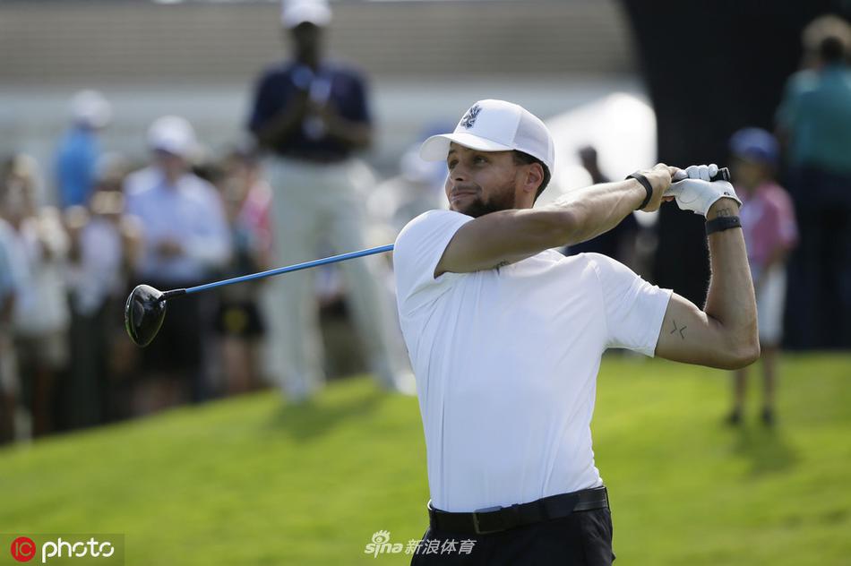 库里出战高尔夫赛