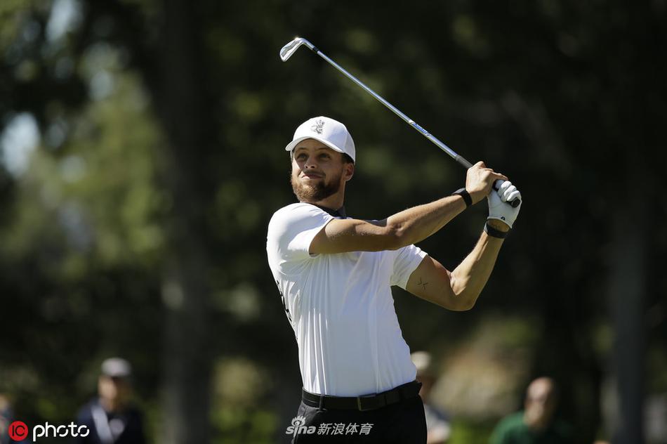 库里出战高尔夫赛