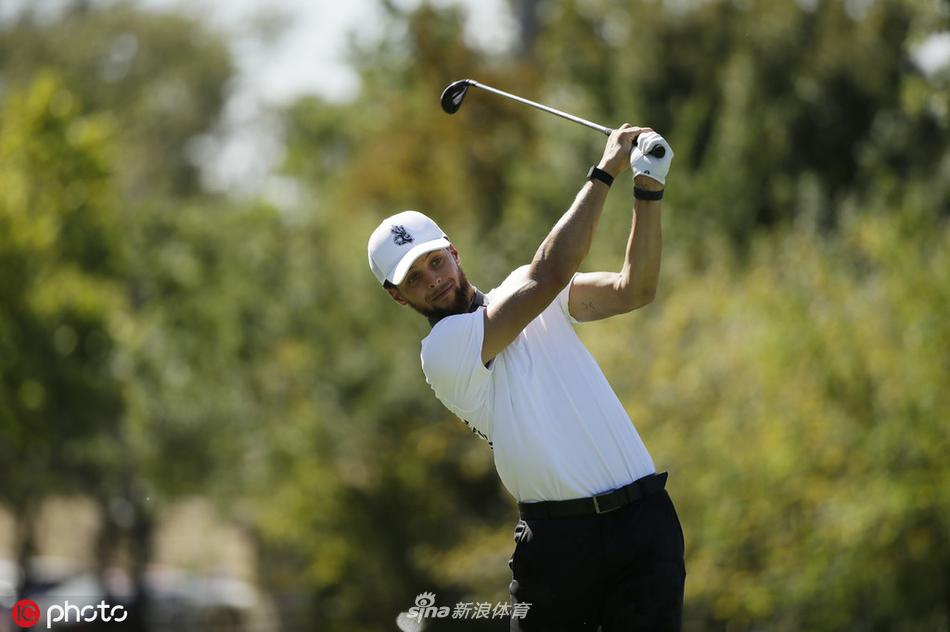 库里出战高尔夫赛